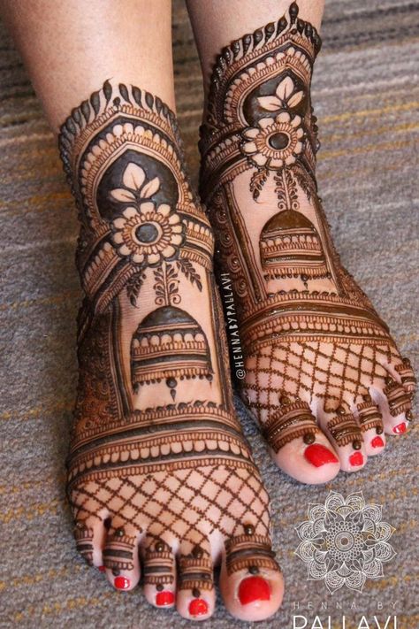 Latest Bridal Leg Mehendi Designs That We Are Gushing Over Leg Mendhi Design For Bride, Leg Mehndi Designs For Bride, Dulhan Legs Mehndi Designs, Dula Dulhan Mehndi Designs, Lag Mehndi Design Dulhan, Lag Mehandi Design, Bridal Leg Mehandi Designs, Legs Mehndi Design Bridal Unique, Mahandi Desgin Full Hand