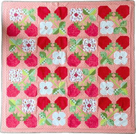 Wildflower Quilt, Fruit Quilt, Flower Quilt Pattern, Strawberry Quilt, Strawberry Tops, Flower Quilt Patterns, Quilting Designs Patterns, Cute Sewing Projects, Flower Quilts