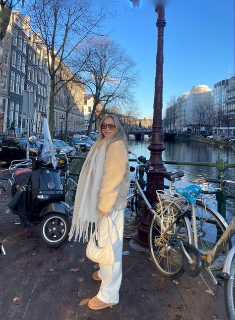 #amsterdam #winter #aesthetic #fashion #ootd #blogger Amsterdam In Winter Outfits, Amsterdam In March Outfits, Amsterdam Fall Aesthetic, Winter In Amsterdam Outfit, Amsterdam Aesthetic Outfit Winter, Amsterdam Fashion Winter, Winter Amsterdam Outfits, Amsterdam Winter Aesthetic, Amsterdam Aesthetic Winter