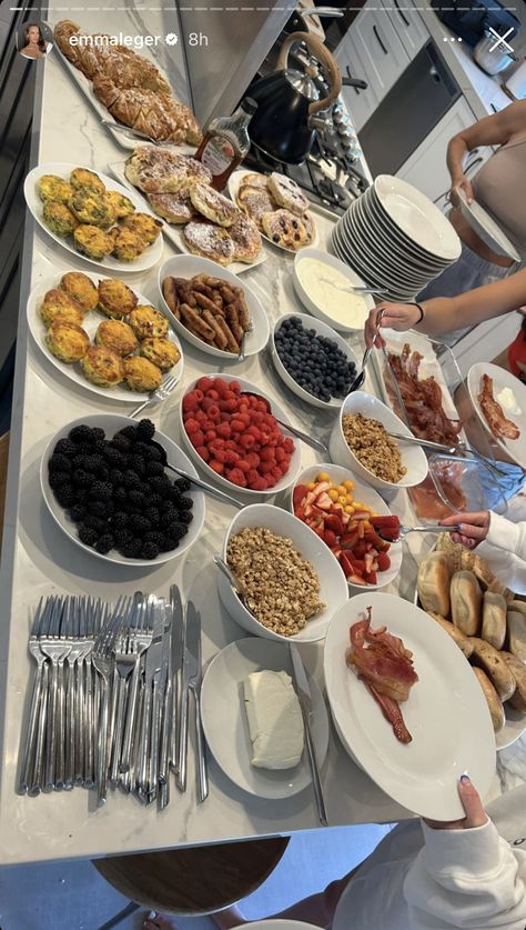 Big Family Breakfast Aesthetic, Breakfast Party Aesthetic, Brunch Table Set Up Ideas, Breakfast Buffet Aesthetic, Hosting Breakfast Ideas, Family Breakfast Aesthetic, Breakfast Buffet At Home, Brunch Catering, Rich Breakfast