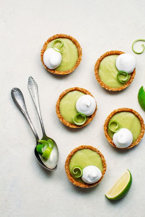 Key Lime Pie Wedding Dessert, Key Lime Tarts Mini, No Bake Finger Foods, Creamy Key Lime Pie, Tiny Bakery, Dolci Finger Food, Key Lime Pies, Mini Key Lime Pies, Dessert Snacks