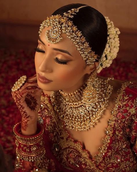 Rajasthani Wedding Jewelry To Get A Traditional Vibes Indian Gold Jewellery Aesthetic, Bridal Matha Patti, Rajasthani Wedding, Bangladeshi Wedding, Brown Stuff, Rajasthani Jewellery, Indian Brides Jewelry, South Indian Wedding Hairstyles, Makeup Shoot