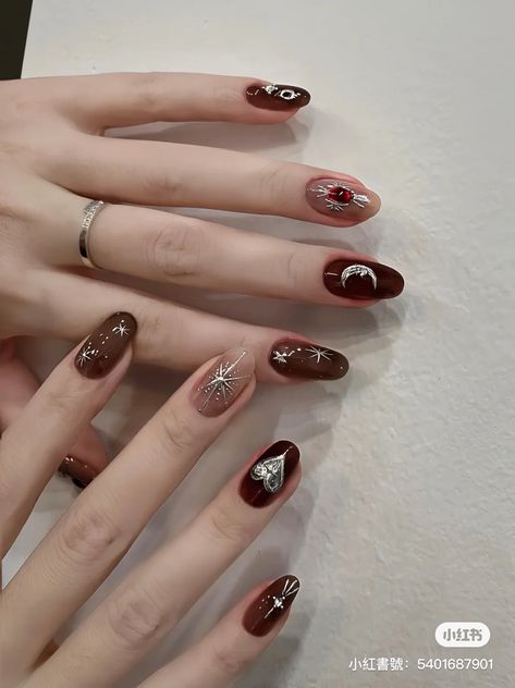 Maroon Nail Art Ideas, Kutek Maroon, Nail Art Simple Elegant Classy Maroon, Nail Art Red Wine, Nail Art Korean Style, Nail Art Maroon Elegant, Maroon Nail Designs Burgundy, Nailart Merah Maroon, Nail Art Maroon Simple