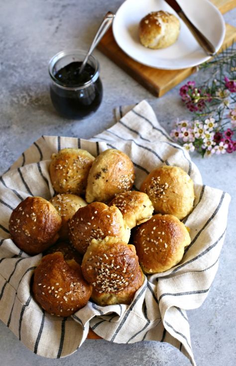 Cream Cheese Stuffed Pretzel Bagel Balls Pretzel Bagel, Bagel Balls, Stuffed Pretzels, Bagel Bar, Pretzels Recipe, Flatbread Recipes, Low Carb Chocolate, Savoury Baking, Cheese Stuffed