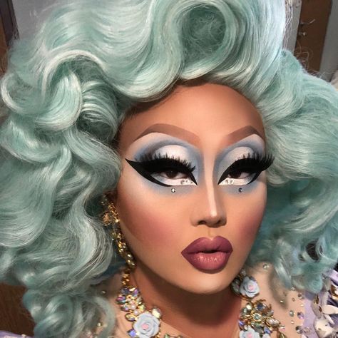 Noodle Hair, Drag Queen Outfits, Drag Make-up, Drag Queen Makeup, Kim Chi, Drag Makeup, Queen Makeup, Makeup Class, Stage Makeup