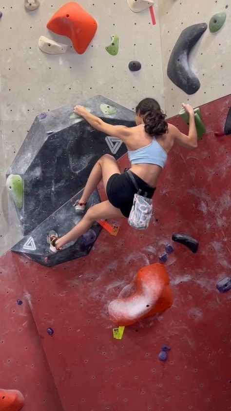 Free Climbing Aesthetic, Rock Climbing Bouldering, Indoor Bouldering Aesthetic, Rock Climber Aesthetic, Rock Climbing Aesthetic Outfit, Rock Climbing Wallpaper, Indoor Rock Climbing Aesthetic, Escalade Aesthetic, Calestenics Aesthetic