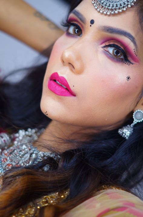 #GarbaMakeup #navratrichaniyacholi #navratri #GarbaNight #ChaniyaCholi #DandiyaNight #Dandiya #NavratriSpecial #NavratriMakeup #GarbaLook #Desi #indianfestivalseason Navratri Eye Look, Garba Makeup Ideas, Garba Mekup Look, Simple Look For Navratri, Makeup Ideas For Navratri, Navratri Mekaup Look, Navratri Tattoo Design Traditional, Make Up For Navratri, Navratri Special Makeup Look