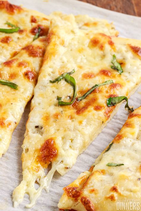 Ranch Pizza Sauce Recipes, White Pie Pizza, Homemade Flatbread Pizza Recipes, Sauce For White Pizza, White Naan Pizza Recipe, Homemade White Pizza Recipe, Honey Garlic Pizza, Garlic Flatbread Pizza, White Pizza With Garlic Sauce