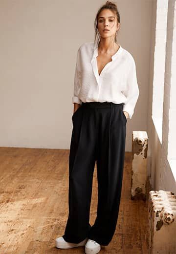 How To Style Wide Leg Trousers Women, Trainer Trousers Outfit, Large Trousers Outfit, Cropped Trousers Work Outfit, Uk Size 10 Outfits, Tall Midsize Style, Long Black Trousers Outfit, Pleated Wide Pants Outfit, Black Trousers White Shirt Outfit