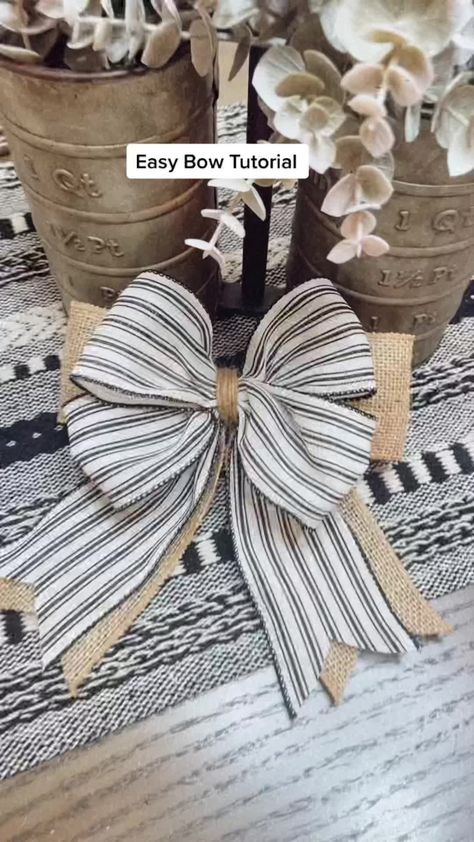 Easy Bow Tutorial, Making Bows For Wreaths, Bow Making Tutorials, Diy Wreath Bow, Easy Bow, Christmas Bows Diy, Homemade Bows, Door Signs Diy, Ribbon Crafts Diy