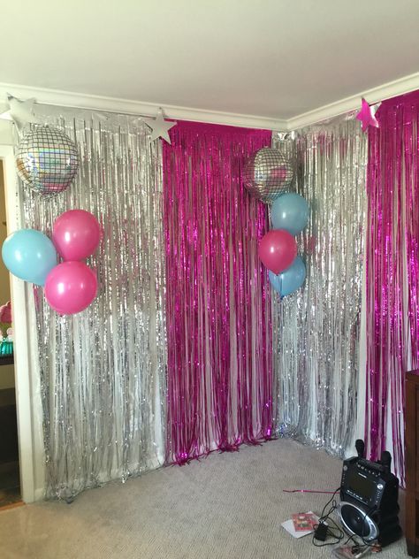 Karaoke stage. Karaoke Backdrop Ideas, Pink Rockstar Party, Popstar Party Ideas, Popstar Party Decorations, Dance Party Sleepover, Barbie Karaoke Party, Teenage Disco Party Ideas, Karaoke Dance Party Ideas, Slumber Party Themed Party