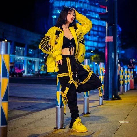 Techwear fit by @larissarochefort on Instagram. Cyberpunk Aesthetic Outfit, Techwear Girl Outfit, Techwear Girl, Cyberpunk Streetwear, Cyberpunk Outfit, Cyberpunk Clothing, Tech Wear Fashion, Techwear Outfits, Techwear Streetwear