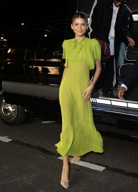 Zendaya Green Outfit, Zendaya Red Carpet Looks, Zendaya Challengers, Lime Green Outfits, Zendaya Red Carpet, 1930's Dresses, Zendaya Outfits, Zendaya Style, Long Skirt Fashion