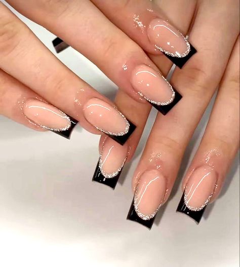 Goth Spring, Nails Goth, Hairstyles Bangs, Nails Korean, Concert Nails, Formal Nails, Girly Acrylic Nails, Simple Acrylic Nails, Almond Shape