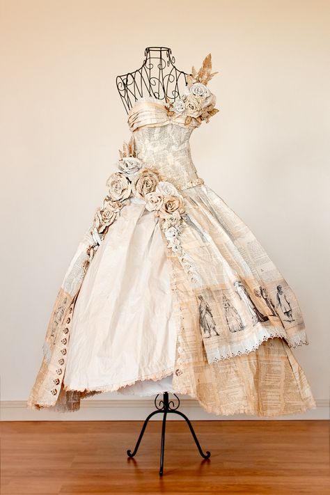 So I made this dress entirely out of book pages for a local art competition , I didn't win anything :( - Imgur ...this should win SOMETHING!  Quite fabulous and literary to boot. Paper Clothes, Recycled Dress, Paper Fashion, Paper Dress, Dress Forms, Recycled Fashion, Old Clothes, Vestidos Vintage, Art Dress