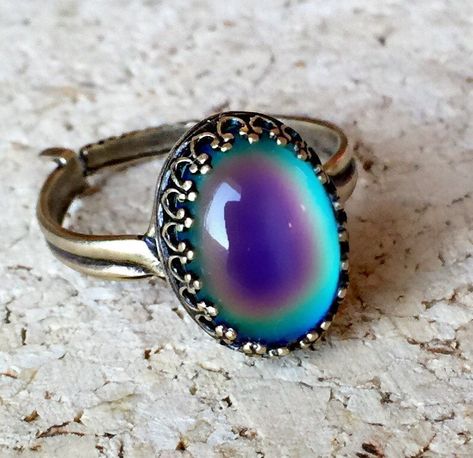 15 Color-Changing Mood Rings For Grown-Ass Women Anel Do Humor, Mood Ring Color Meanings, Mood Ring Colors, Mood Rings, Mood Jewelry, Mood Ring, Band Jewelry, Colorful Rainbow, Rainbow Color