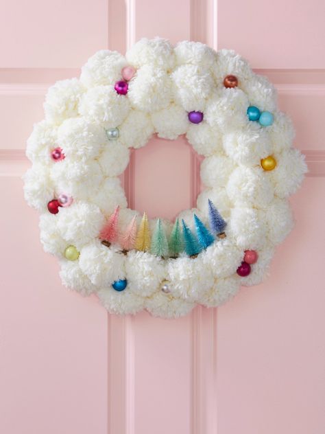 white-puffy-rainbow-wreath-hanging-pastel-pink-door-10dIluLaaDoAie6QZIjOiC Pink Christmas Decor Ideas, Homemade Christmas Wreaths, Pink Christmas Decor, Christmas Pom Pom, Winter Diy Crafts, Rainbow Wreath, Pink Christmas Ornaments, Creative Wreaths, Homemade Wreaths