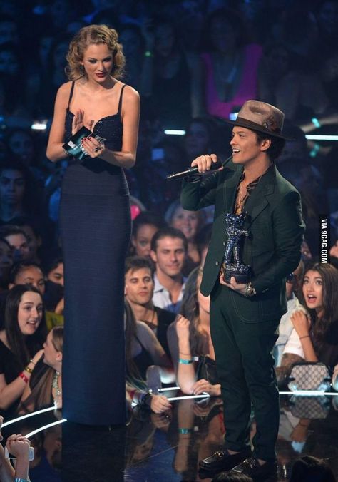 Taylor Swift (5'10) standing next to Bruno Mars (5'5)...I didn't realize he was so short...lol Locked Out Of Heaven, 웃긴 사진, Funny Bunnies, Have A Laugh, Bruno Mars, Tall Girl, Tall Women, Funny Pins, Tumblr Funny