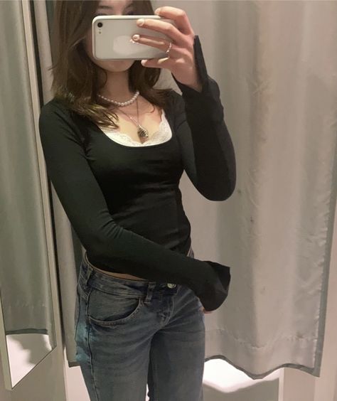 Black Flare Sleeve Top Outfit, Low Rise Jeans With Long Shirt, Low Rise Jeans With Long Sleeve, Black Long Sleeve Aesthetic, Black Longsleeves Outfit Aesthetic, Black Long Sleeve Layered Outfit, Long Black Sleeve Shirt Outfit, How To Style Black Long Sleeve Shirt, Outfits With Black Long Sleeve Shirt