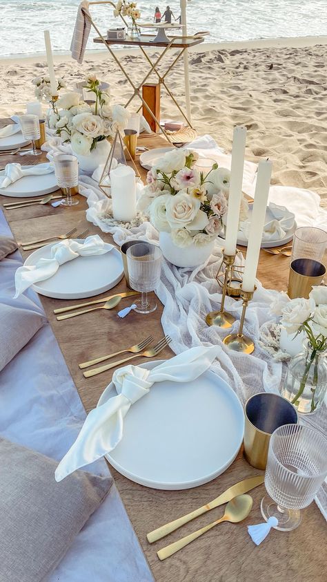 White Picnic Table Decor, Tearoom Ideas, Camp Branding, Beach Dinner Parties, Picnic Party Decorations, Picnic Inspo, Beach Wedding Tables, Ideas For Weddings, Birthday Picnic