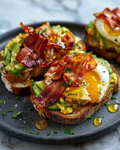 Avocado Toast With Bacon And Egg, Avocado Toast Recipes With Egg, Avocado Toast With Bacon, Avocado Brunch Recipes, Healthy Bacon Egg And Cheese Sandwich, Bacon And Egg Bagel, Avocado On Toast Recipes, Good Recipes For Breakfast, Breakfast Ideas Yummy