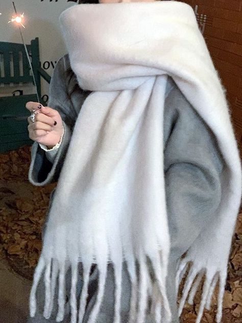 White Scarf Outfit, White Winter Scarf, Scarf Aesthetic, Fuzzy Scarf, Trendy Scarves, Big Wool, Thick Scarf, Big Scarf, Woolen Scarves