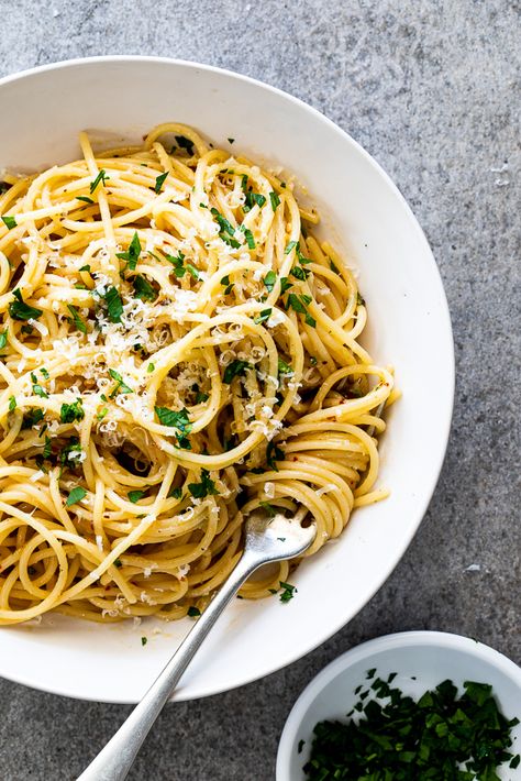 Spaghetti Aglio e Olio is the most delicious, easy dinner recipe you will ever make. Pasta with garlic, Parmesan, chilli flakes and parsley? Delizioso! #aglioeolio #spaghettirecipe Spaghetti Recipes Easy, Spaghetti Aglio E Olio, Spaghetti Aglio, Aglio E Olio, Italian Pasta Dishes, Quick Dishes, Diner Recept, Aglio Olio, Garlic Pasta