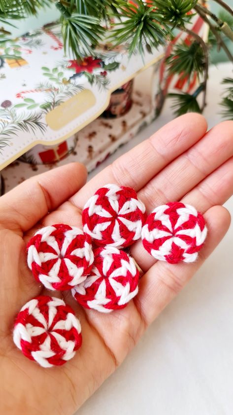 Christmas Crochet Ornaments, Crochet Ornaments Free Pattern, Peppermint Candy Ornaments, Crochet Christmas Garland, Crochet Christmas Ornaments Free, Christmas Peppermint, Crochet Ornament Patterns, Christmas Knit, Crochet Christmas Stocking