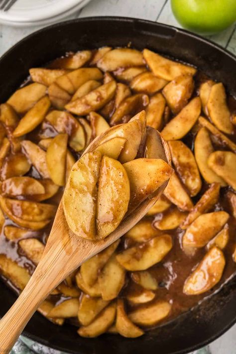 Easy Fried Apples Recipe - Eating on a Dime Baked Apples Cast Iron Skillet, Skillet Fried Apples Recipe, Canning Fried Apples, Fried Apples Stovetop, Easy Fried Apples, Fried Apples Recipe Easy, Southern Fried Apples Recipe, Fried Apples Recipe, Eating On A Dime