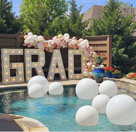 Grad Outdoor Party Ideas, Grad Party Pool Decorations, College Open House Ideas, Beach Graduation Party Ideas, Graduation Party Pool Decor, Senior Graduation Party Ideas Backyards, Graduation High School Party, Grad Party Games Outdoor, Pool Grad Party