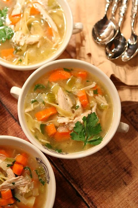 Easy, Classic Chicken Soup Recipe : comfort food, delicious family friendly dinner and magical healing powers! Thai Chicken Soup, Recetas Salvadorenas, Chicken Soup Recipe, Diy Easy Recipes, Low Histamine, Makanan Diet, Thai Chicken, Winter Soups, Chicken Soup Recipes