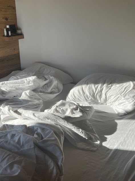 #white #aesthetic #bedsheets #bed #bedroom #bedroomideas #sunny #morning #morningvibes #summer #sun #sunnymorning Bedsheets Photography, Aesthetic Bedsheets, White Bed Sheets, Sunny Morning, White Bed, Bed Bedroom, White Aesthetic, Life Photography, Still Life Photography