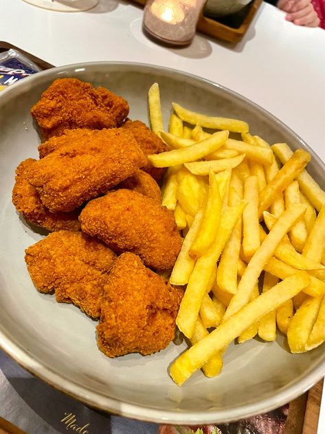 Chicken Nuggets With Fries, Chicken Nuggets And Fries Aesthetic, Fried Chicken And Fries, Chicken Nuggets And Fries, Cooked Food, Food Babe, Delicacy Food, Food Therapy, Yummy Comfort Food