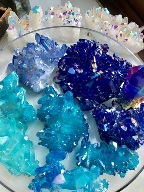 Aqua Aura Quartz, Crystal Aesthetic, Aqua Aura, Pretty Rocks, Cool Rocks, Crystal Geode, Crystal Magic, Crystal Figurines, Amethyst Gem