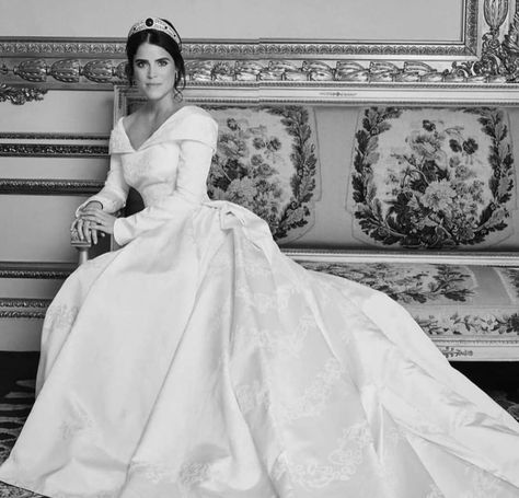 Royal Wedding Portraits, Royal Family Weddings, Savannah Phillips, Eugenie Wedding, Pictures Of Princesses, Royal Wedding Gowns, Jack Brooksbank, Celebrity Bride, Celebrity Wedding Dresses