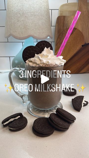 Paloma Medeiros on Instagram: "3 INGREDIENTS THICK OREO MILKSHAKE 🥛🍪❤️ This milkshake is so thick and creamy, it’s so quick and easy to make with just 3 Ingredients, and it’s perfect for everyday 🤌🏼🫶🏼 ✨Follow me for more easy and delicious recipes ✨Share this recipe with all your family and friends! 🥛🍪All you need is: - 400 g. Vanilla Ice cream (softened) - 6 Oreos - 80 ml milk (any) ✨Make2-4 glasses. ENJOY!!! #desserts #dessert #dessertsideas #oreo #oreos #oreomilkshake #oreomilkshakes #icecream #icecreamlover #milkshakes #easyrecipeideas #easyrecipesforkids #starbuckscopycatrecipe #simpledrinkideas #valentines #valentine #howtoorderstarbucks" How To Make A Oreo Milkshake, Oreo Drinks Recipes, Milkshake Cookies And Cream, Things To Make With Vanilla Ice Cream, How To Make Oreo Milkshake, Easy Milkshake Recipe 3 Ingredients, Oreo Milkshake Recipe Without Ice Cream, Oreo Milkshake Recipe Easy, How To Make Oreo Ice Cream