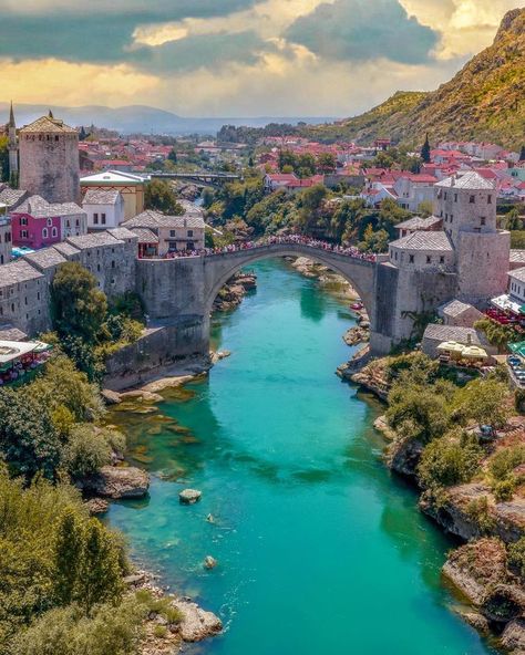 The bridge of fairytales 😍 Look at these people on the bridge 😱 Mostar, Bosnia and Herzegovina 🇧🇦 European Wallpaper Iphone, Piatra Neamt, Mostar Bosnia, Castle Ideas, Croatia Itinerary, Magic Christmas, Old Bridge, Voyage Europe, Cities In Europe