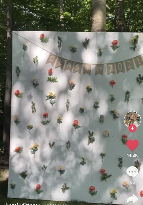 Graduation Party Ideas Decorations Aesthetic, Graduation 2023 Aesthetic, Cute Graduation Decorations, Simple Grad Decor, Graduation Party Decor Aesthetic, Grad Party Ideas Cheap, Photo Ideas For Graduation Party, Photo Booth For Graduation Party, Aesthetic Grad Party Decor