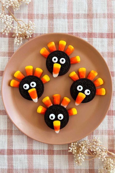 Oreo Turkey Cookies with Oreos and a few simple ingredients are an easy Thanksgiving dessert for kids of all ages. A cute no bake dessert perfect for Thanksgiving dinner! Oreo Turkeys Thanksgiving, Oreo Turkeys Treats For Kids, Turkey Oreos, Oreo Turkey Cookies, Cookie Turkey, Turkey Pretzel Treats, Cookies With Oreos, Thanksgiving School Treats, Thanksgiving Candy Crafts