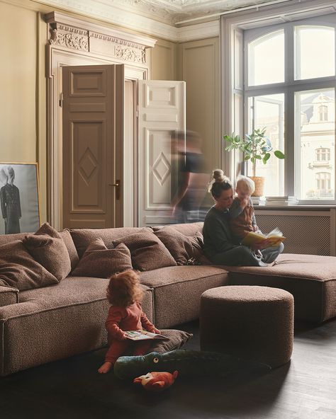 SOFACOMPANY op Instagram: "Our Daphne sofa brings the whole family together for movie nights, game sessions, and everything in between 🤎 Plus, Daphne is a great…" Rust Couch Living Room, Rust Sofa Living Room, Rust Couch, Best Couches, Room Boys, Sofa Company, U Shaped Sofa, Modul Sofa, Beautiful Sofas