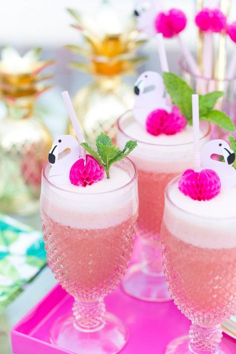 Pink Flamingo Punch Cocktail is this summer's most refreshing beverage! Perfect for a day by the pool, bachelorette parties, birthdays, etc. Flamingo Food Ideas, Tropical Bday Party Ideas, Flamingo Party Food, Pool Bachelorette, Tropisk Fest, Retro Pool Parties, Flamingo Pool Party, Pool Party Drinks, Flamingo Table