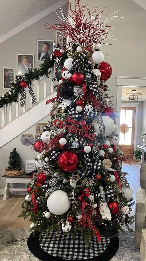 Diy Black And White Christmas Decor, Red Black White Silver Christmas Tree, Balloons As Christmas Tree Ornaments, Red White And Black Christmas Tree, Christmas Tree Ideas Red And White, Red Black And White Christmas Tree, Red And White Christmas Tree Decorations, Red Black Christmas Tree, Decorating A Flocked Christmas Tree