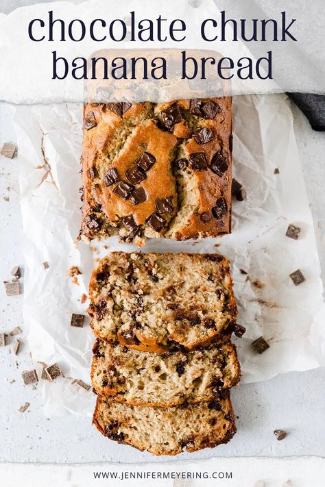 Perfectly soft and fluffy banana bread baked golden brown with delicious dark chocolate chunks added to the batter. Chocolate Chunk Banana Bread, Fluffy Banana Bread, Chocolate Bread Recipe, Banana Recipes Overripe, Chocolate Banana Bread Recipe, Healthy Dark Chocolate, Bread Chocolate, Easy Banana Bread Recipe, Dessert Easy