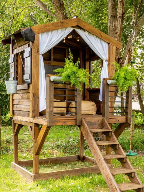 Kids Playhouse Ideas, Playhouse Ideas, Tree House Plans, Tree House Diy, Diy Playhouse, Backyard Playhouse, Tree House Kids, Tree House Designs, Small Deck