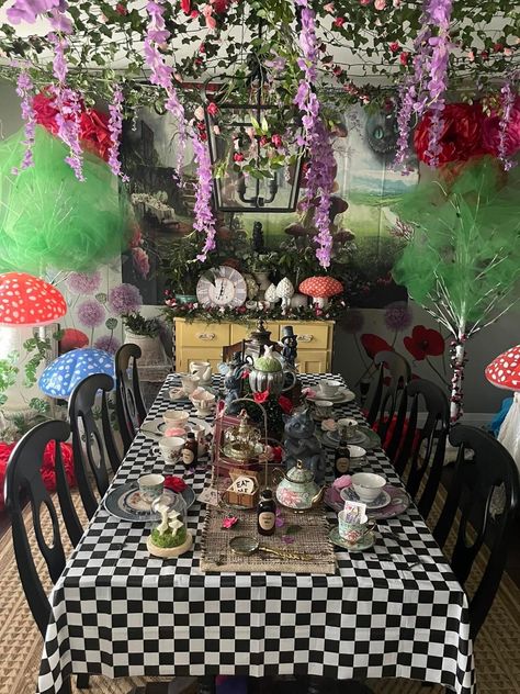 Mad Hatter Tea Party Halloween, Table Decorations Alice In Wonderland, Alice In Wonderland Tea Party Table Set Up, Mad Hatter Tea Party Table Decorations, Tea Party Wonderland, Tim Burton Tea Party, Mat Hatter Tea Party, Mad Hatter Themed Tea Party, Mad Tea Party Decorations