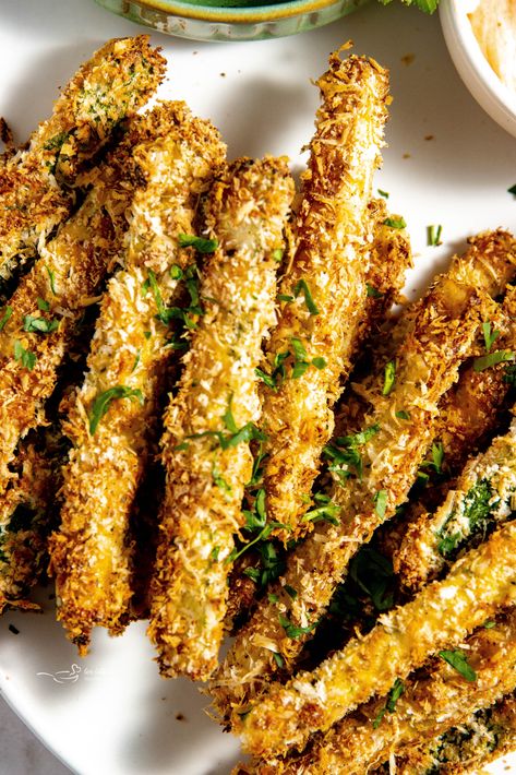 Imagine crispy, seasoned parmesan zucchini fries cooked up without oil. Yes, these Air Fryer Zucchini Fries turn out crunchy and super tasty without the grease from deep frying. Pull out your air fryer and get ready for a treat. Air Fryer Zucchini Fries, Fried Zucchini Recipes, Air Fryer Fries, Parmesan Zucchini Fries, Air Fryer Zucchini, Parmesan Fries, Air Fryer Chicken Tenders, Veggie Snacks, The Grease