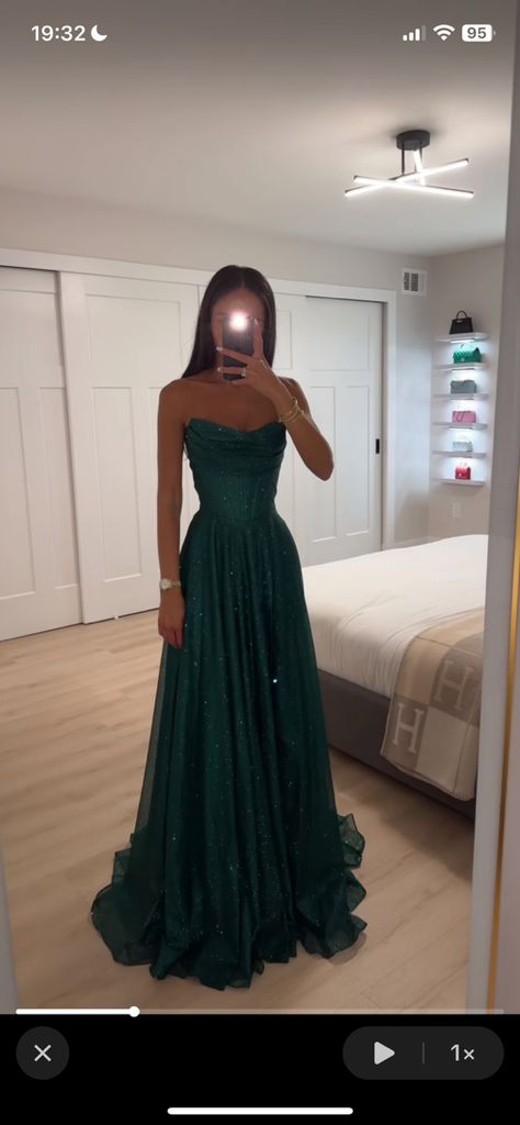 Prom Dress 2027, Prom Dress For Bigger Chest, Elegant Green Dress Prom, Emerald Green Flowy Prom Dress, Prom Dresses For Green Eyes, Prom Dress For Dark Hair, Grad Dress 2023, Prom Dresses Midsize Girl, Snowball Dresses Long