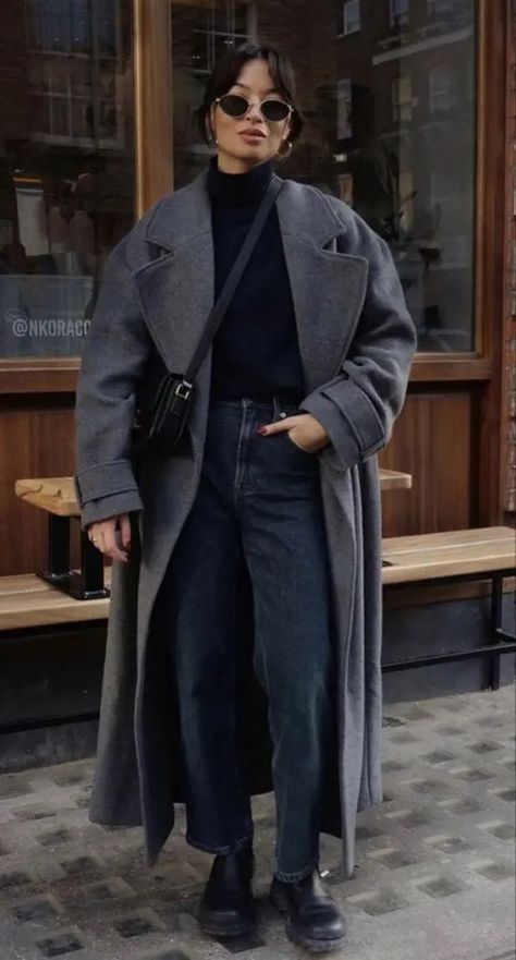 Winter Outfit Ideas 2024: Trends to Follow in Winter 2024 - RoyalDailyImages Dark Coat Outfit, Dark Winter Outfits Ideas, Dark Gray Coat Outfit, Street Style Winter 2023-2024, Dark Gray Outfit, Grey Coat Outfit, Vinter Mode Outfits, Mantel Outfit, Stile Casual Chic