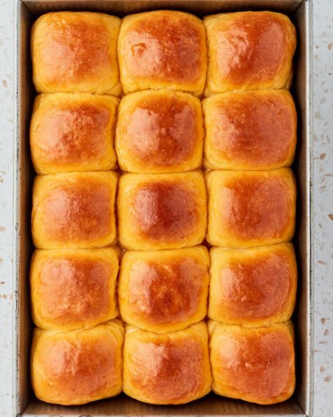 Hawaiian Roll Breakfast, Sweet Potato Rolls Recipe, Breakfast Pastry Recipes, Sweet Potato Rolls, Sweet Potato Dinner, Make Ahead Brunch, Baking Breads, Hawaiian Roll, Potato Rolls