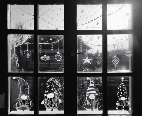 Christmas Window Chalk Art Baubles, Window White Marker Christmas, Chalkpen Christmas Window, Xmas Window Drawing Ideas, Chalk Paint On Windows Christmas, Chalk Pens Christmas Window, Xmas Chalk Window Art, Chalk Marker Christmas Mirror, White Chalk Christmas Window